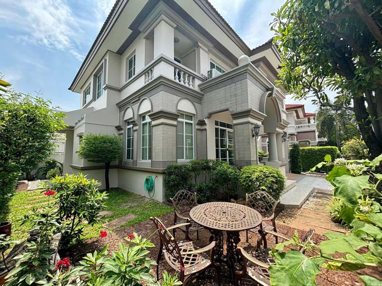 House with Shared Pool in Sukhumvit 